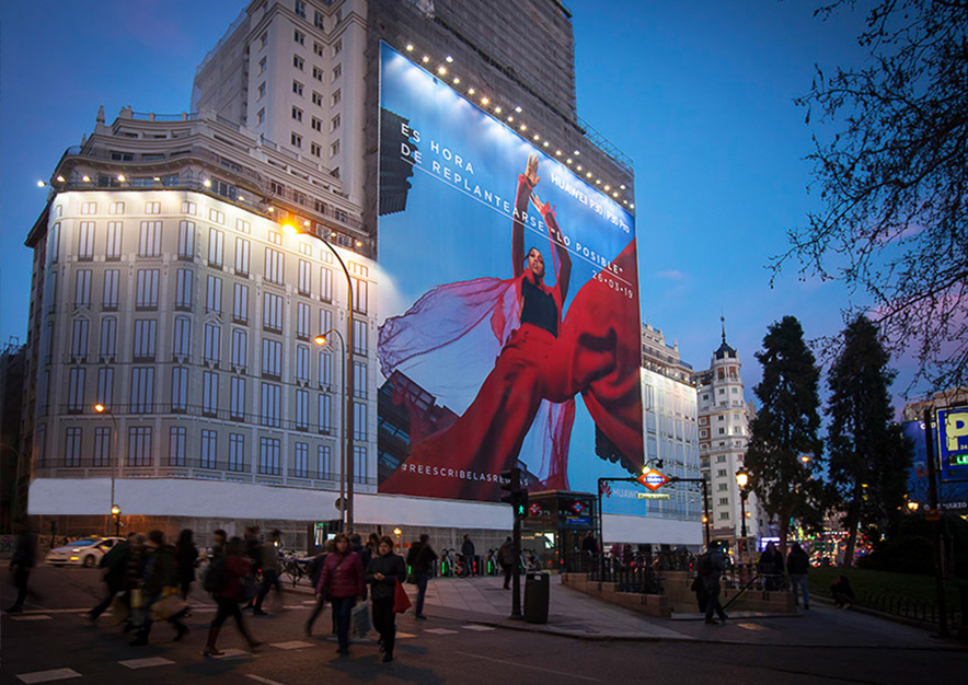 Lona publicitaria de Huawei en Plaza España