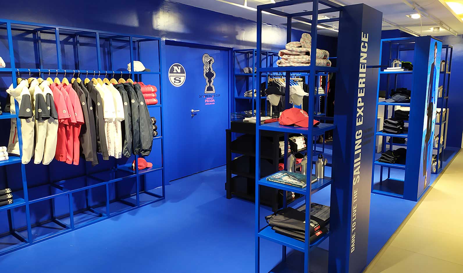 Interior personalizado de una tienda North Sails en Francia