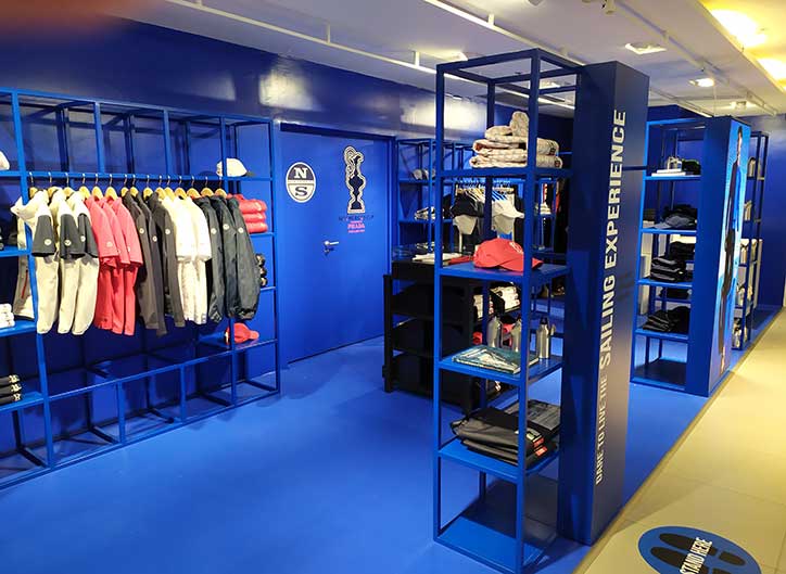 Interior personalizado de una tienda North Sails en Francia