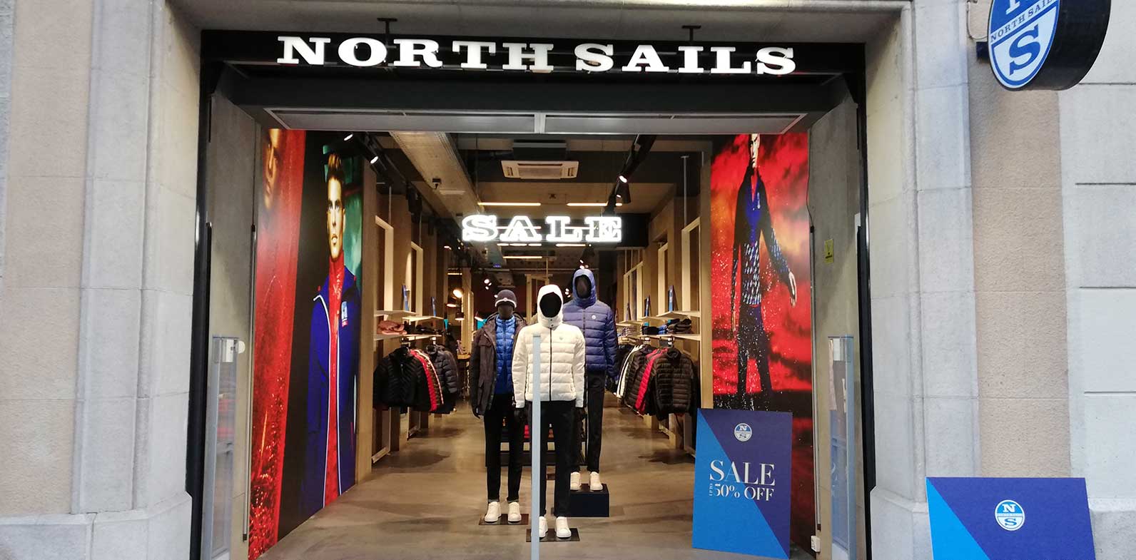 Entrada de una tienda North Sails