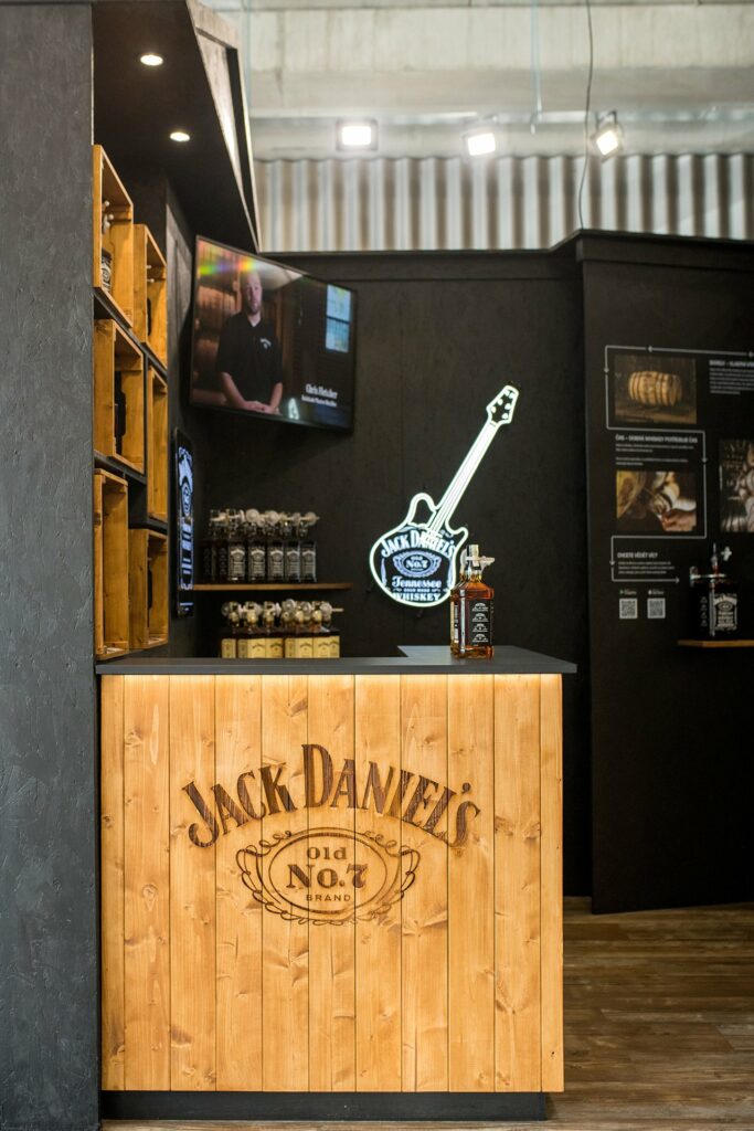 Mostrador de madera en una tienda Jack Daniels