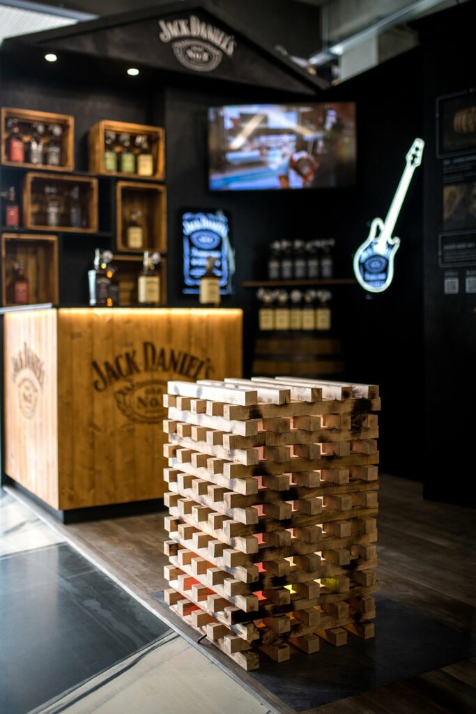 Stand de madera en una tienda Jack Daniels