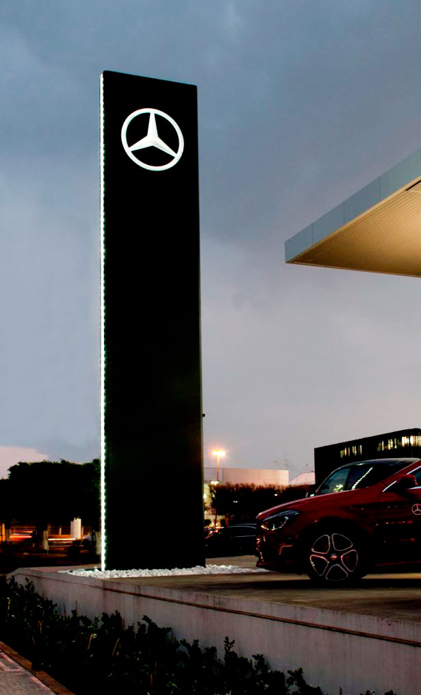 Tótem iluminado de Mercedes-Benz