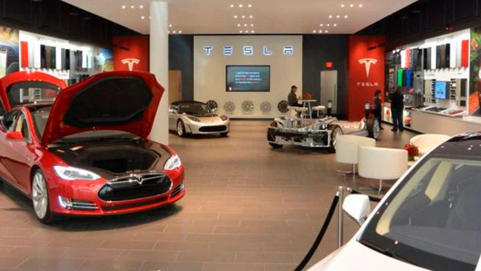 Interior de una tienda Tesla