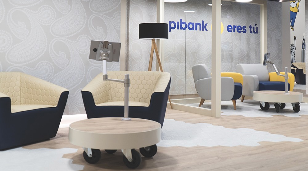 Comunicación visual de un banco Pibank en Madrid