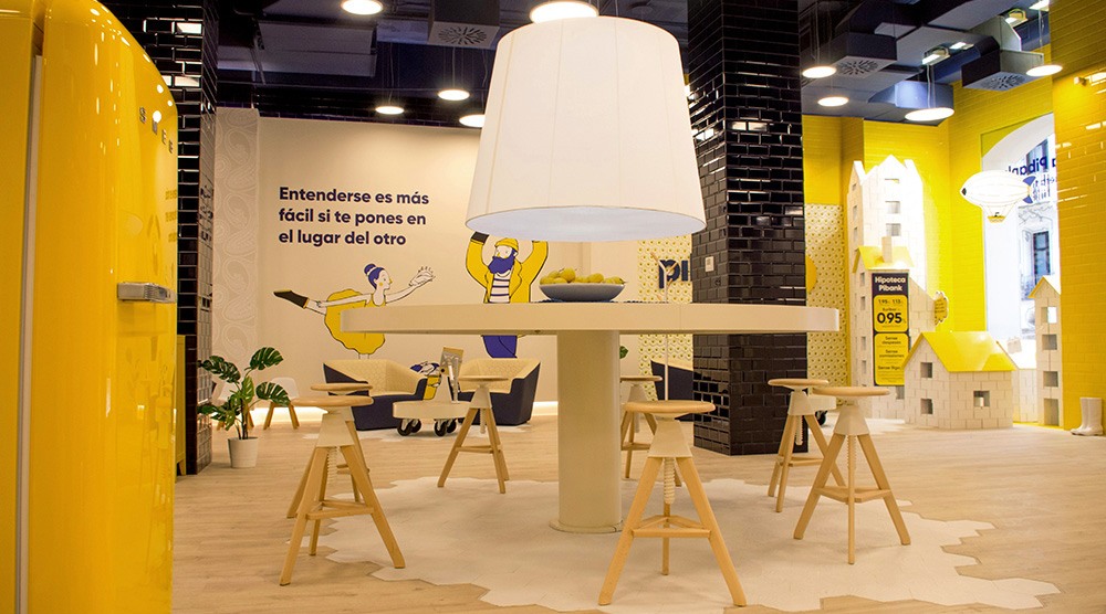 Mobiliario personalizado de un banco Pibank en Valencia
