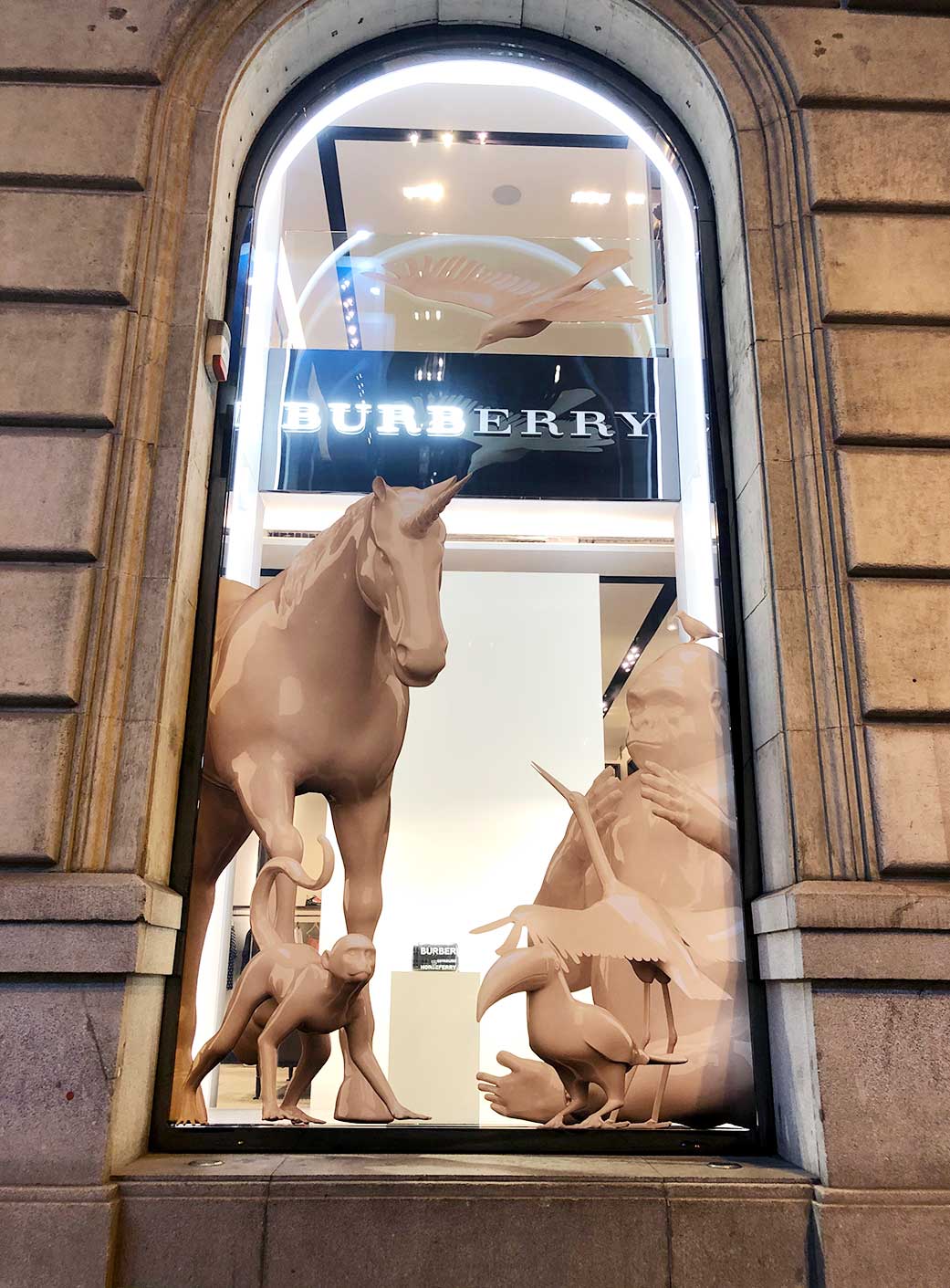 Diseño con unicornios para un escaparate Burberry