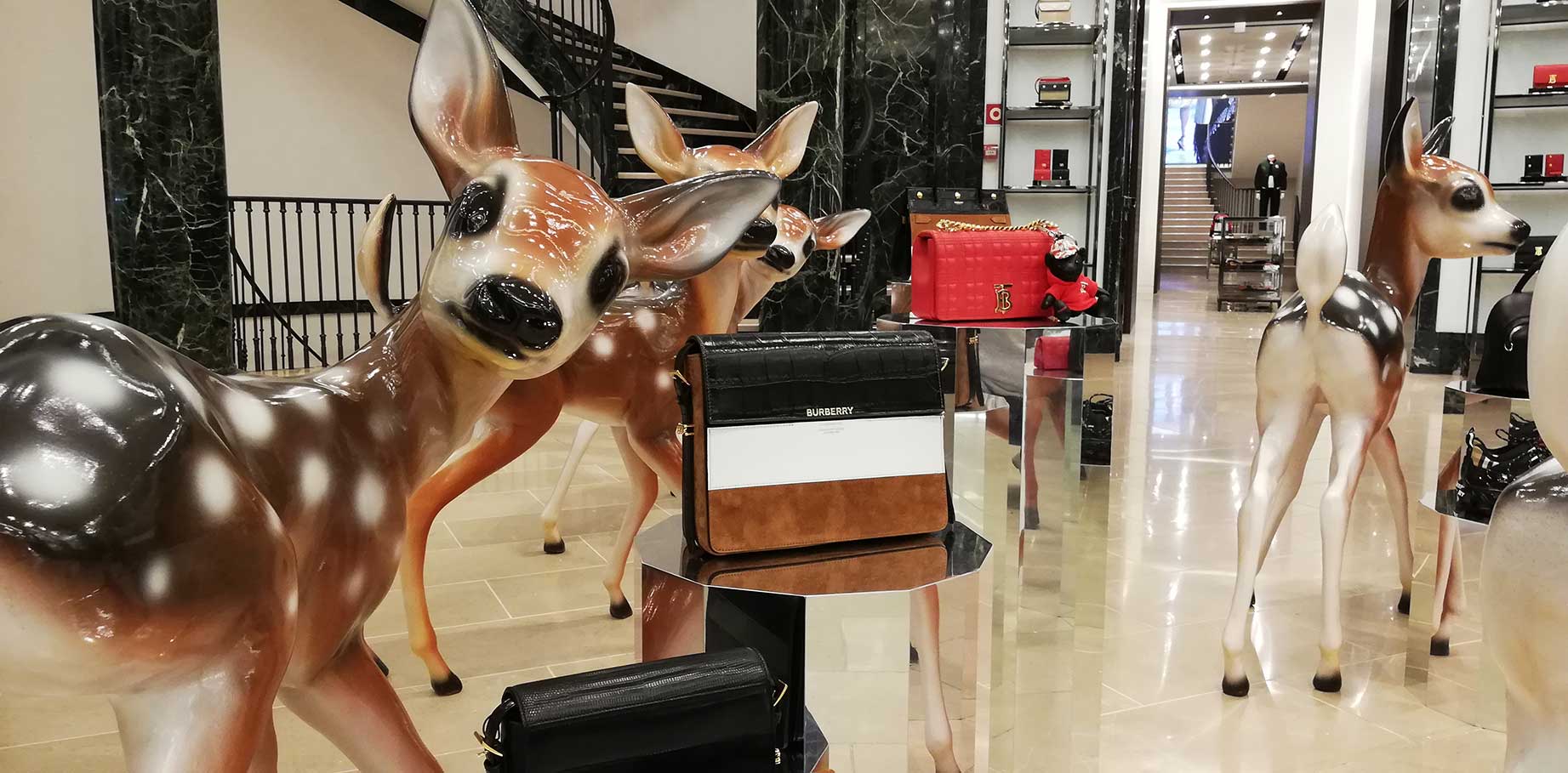 Ciervos decorativos para una tienda Burberry