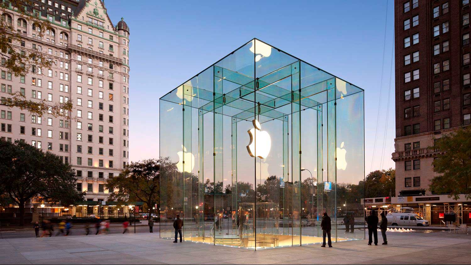 Instalación de mobiliario Apple para exterior