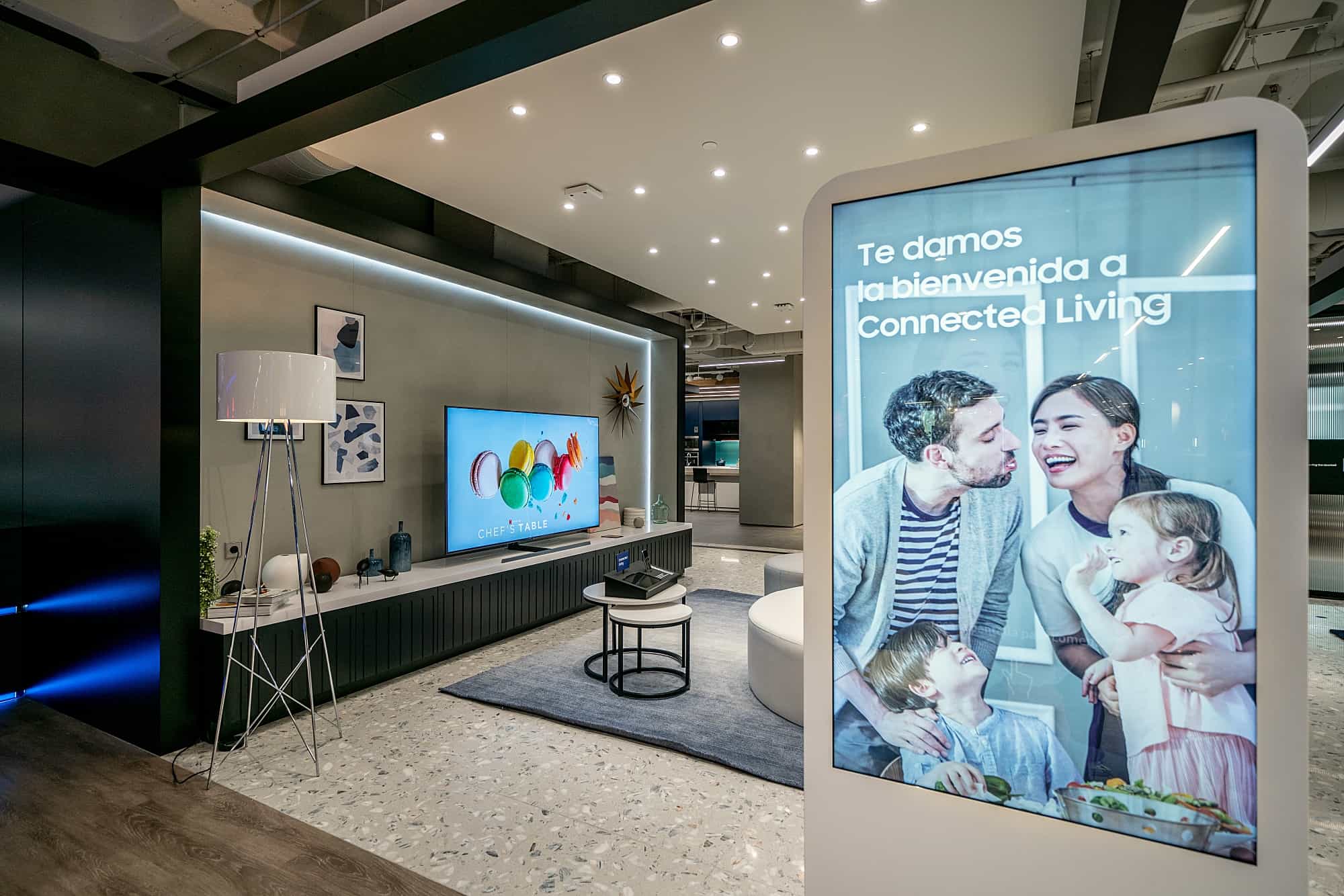 Decoración de espacios comerciales para una tienda Samsung en Valencia