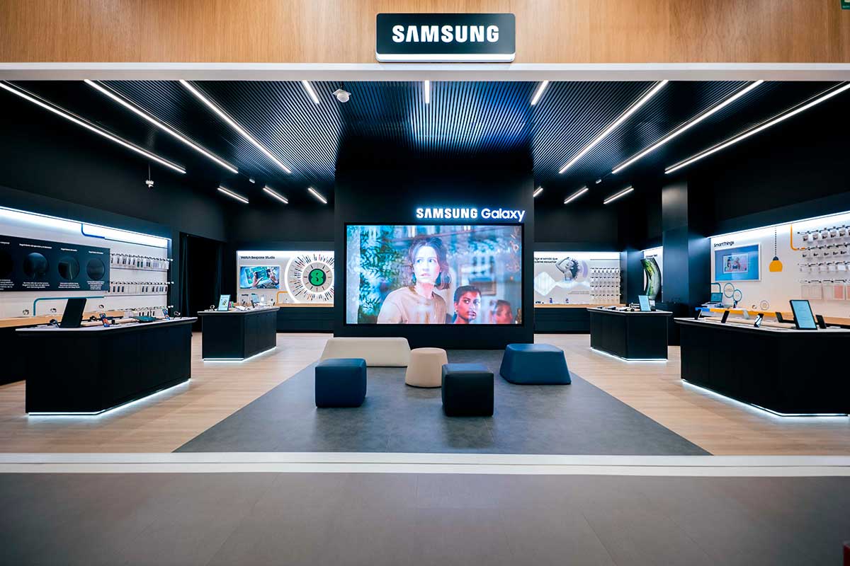 Mobiliario personalizado para una tienda Samsung