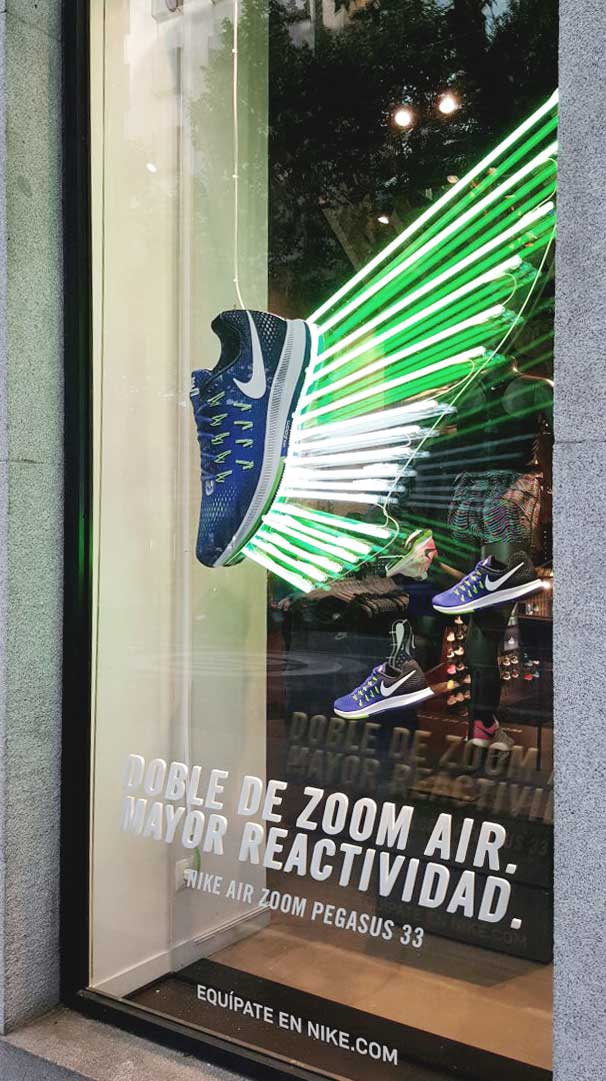 Instalación de un escaparate luminoso para Nike