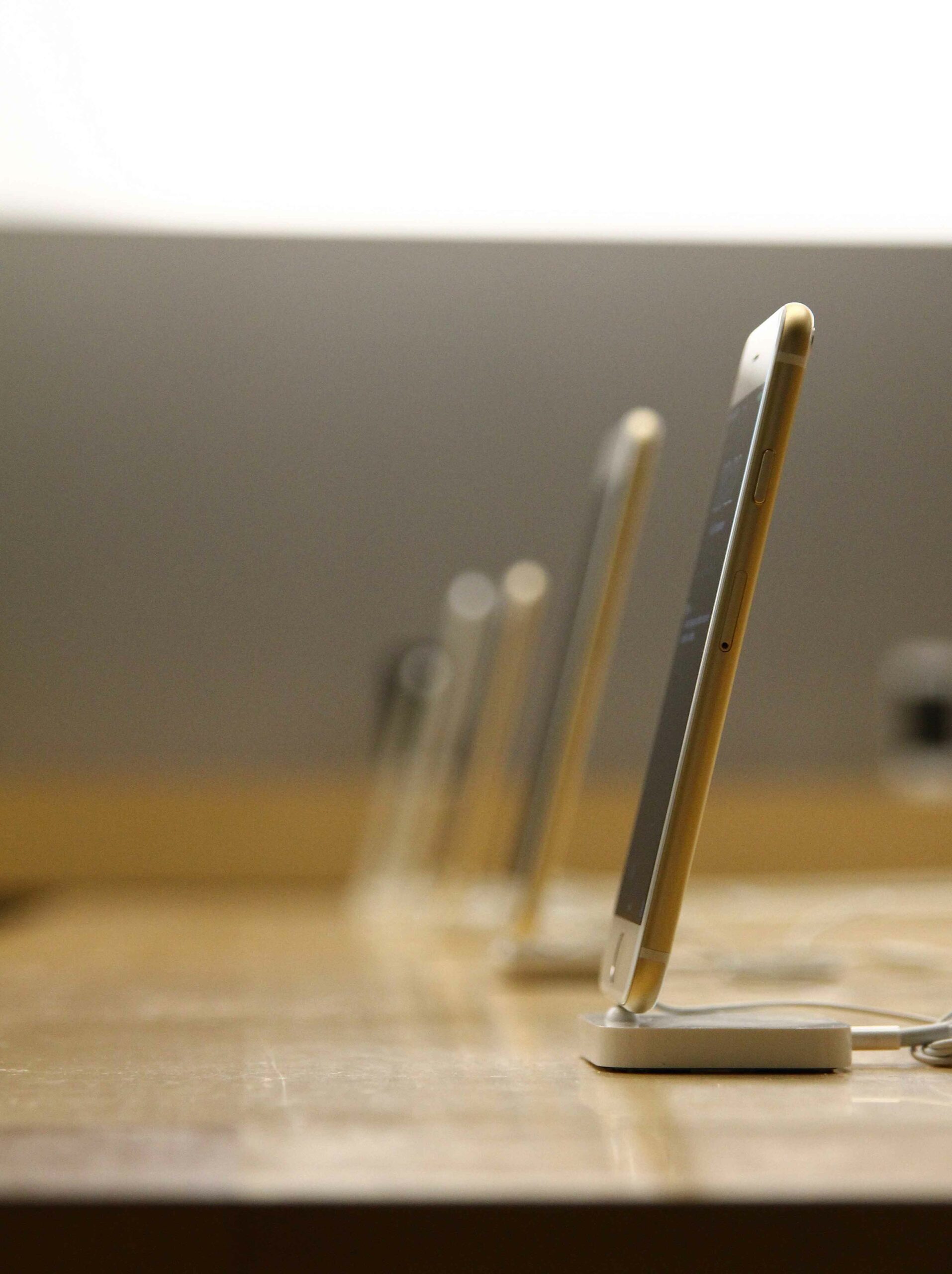 Mobiliario con Iphones para una tienda Apple