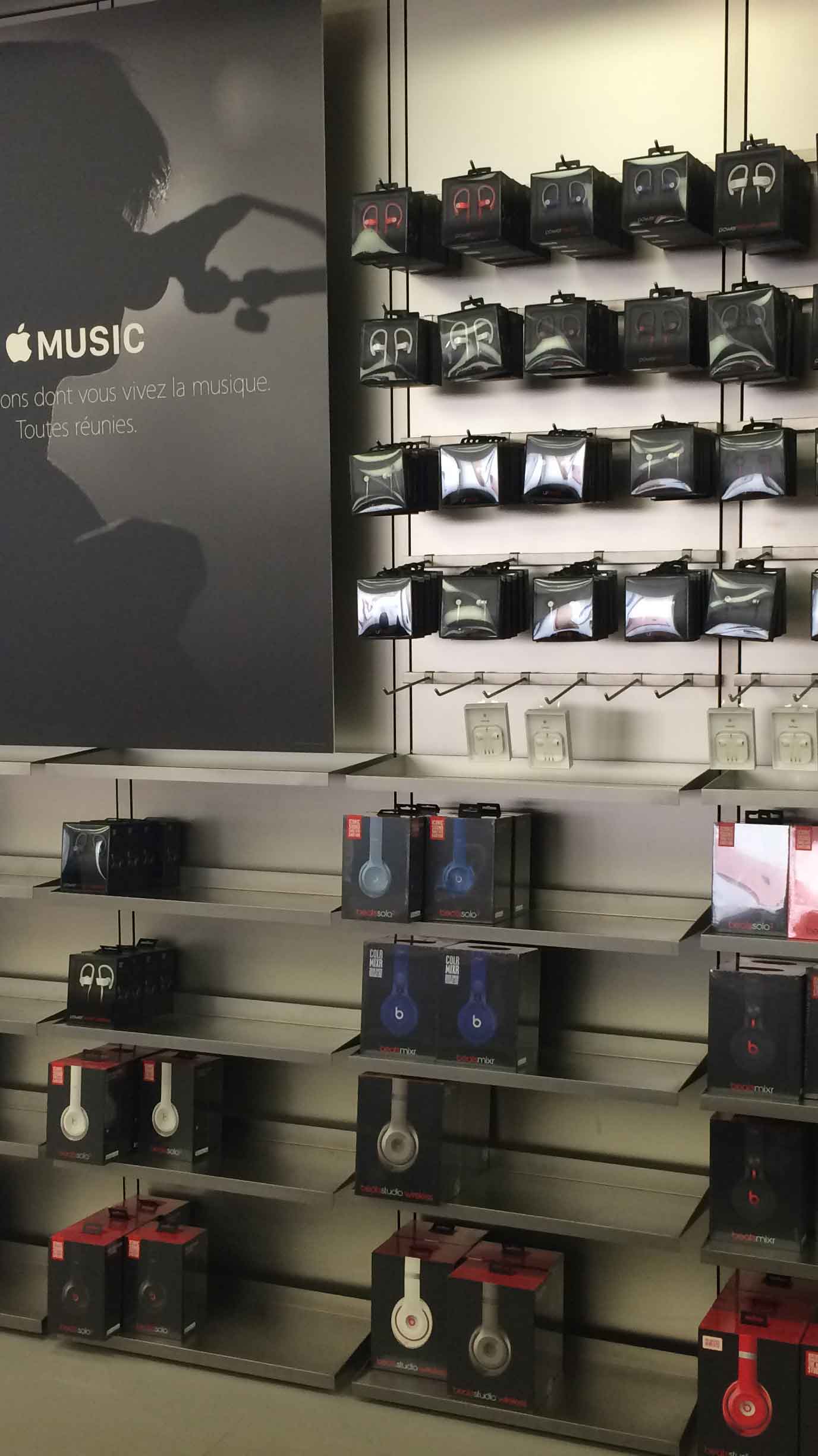 Sección de accesorios de una tienda Apple