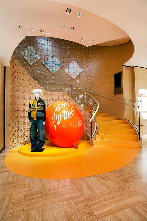 Producción de un globo para la decoración de una tienda Louis Vuitton