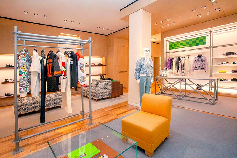 Producción e instalación de mobiliario personalizado para una tienda Louis Vuitton