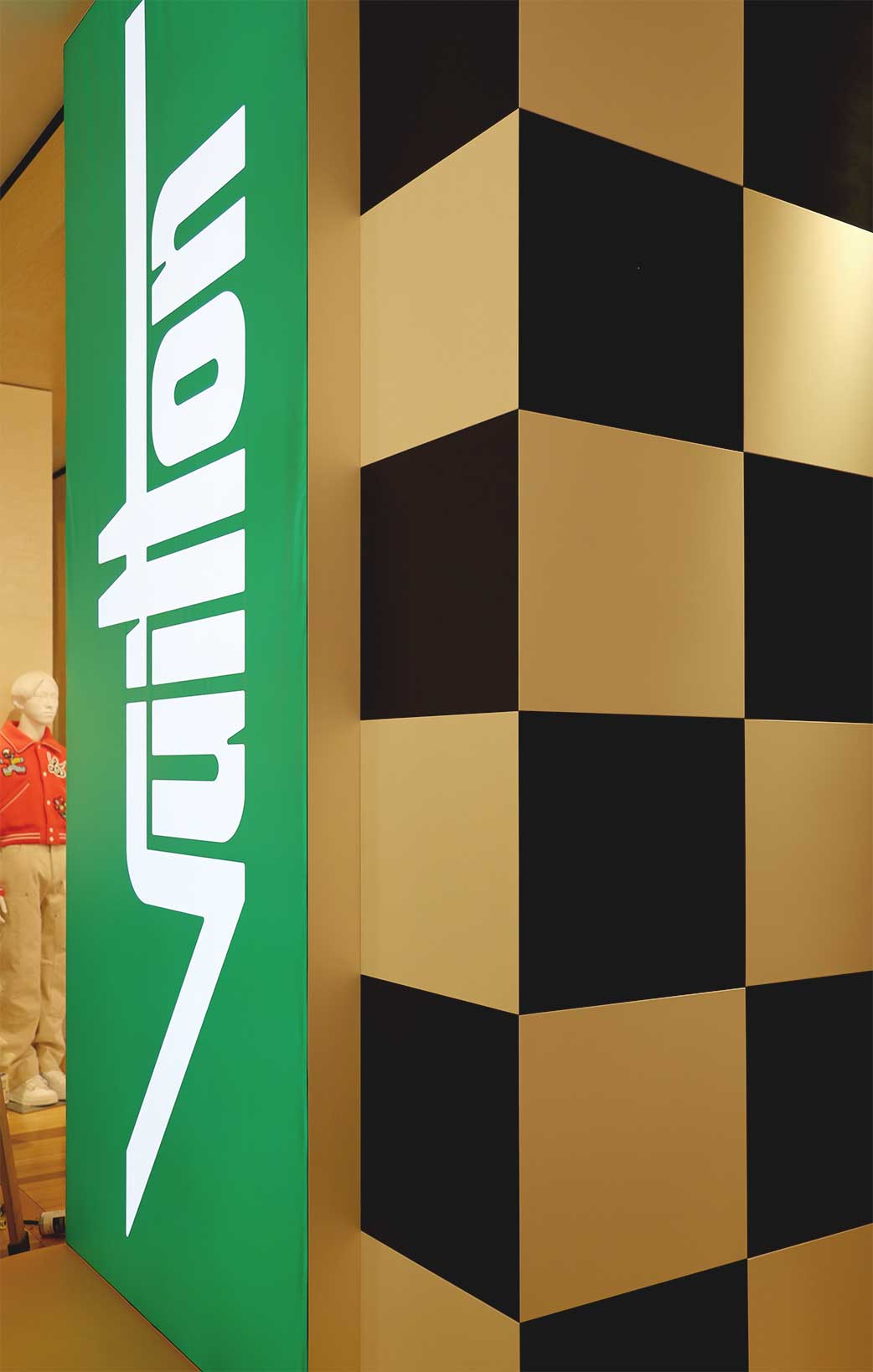 Lightbox con el logo de la marca para la decoración de una tienda Louis Vuitton