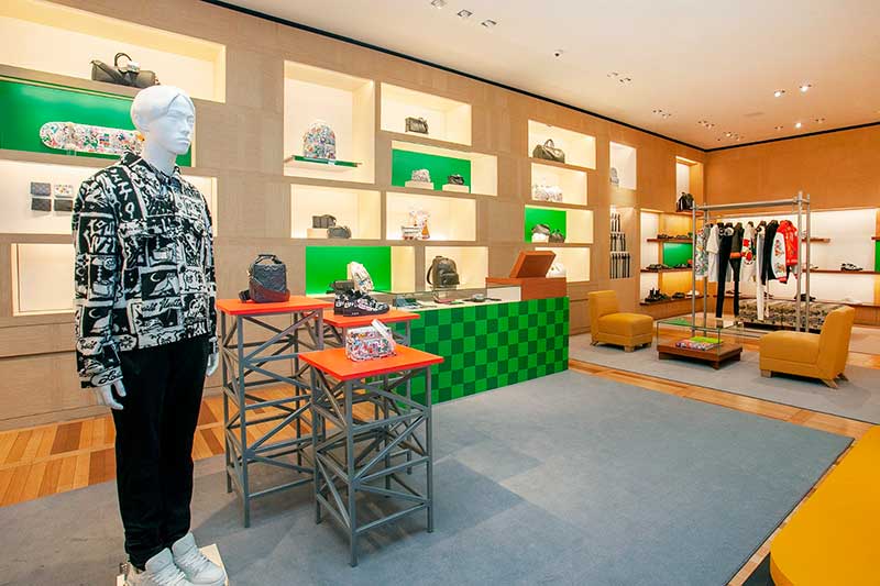 Producción e instalación de mobiliario personalizado para una pop-up de Louis Vuitton