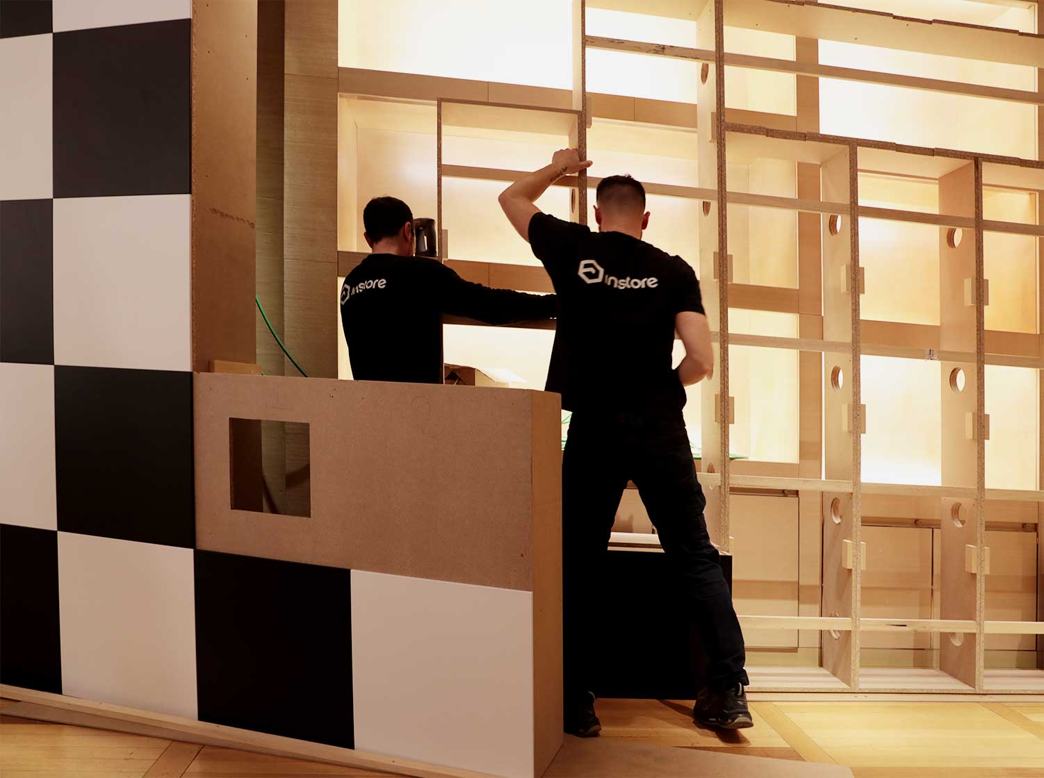 Producción e instalación de un muro central con pantallas digitales LED para Louis Vuitton