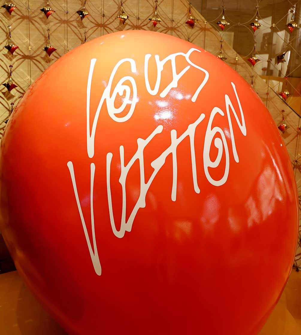 Replica del globo del desfile SS23 para Louis Vuitton