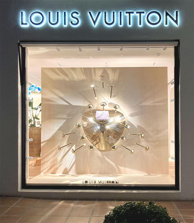 Instalación de escaparates para una boutique Louis Vuitton en Puerto Banús