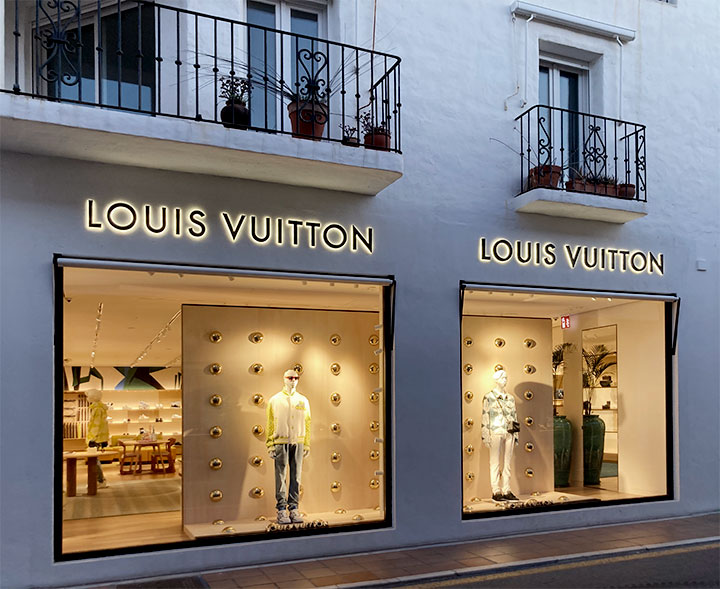 Instalación de traseras para una tienda Louis Vuitton
