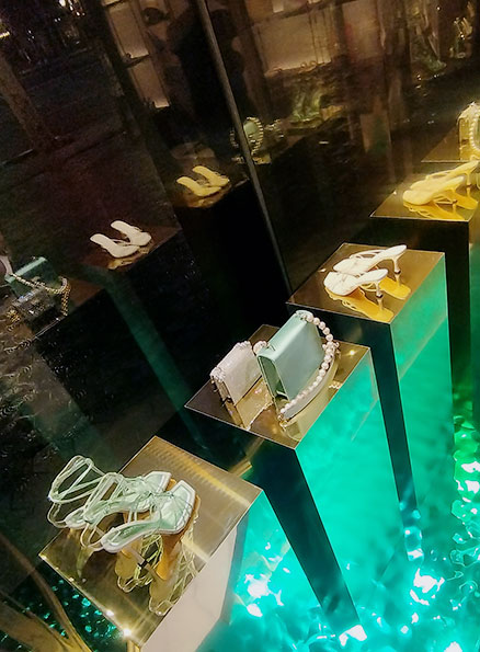 Producción mobiliario escaparates boutique Jimmy Choo Madrid