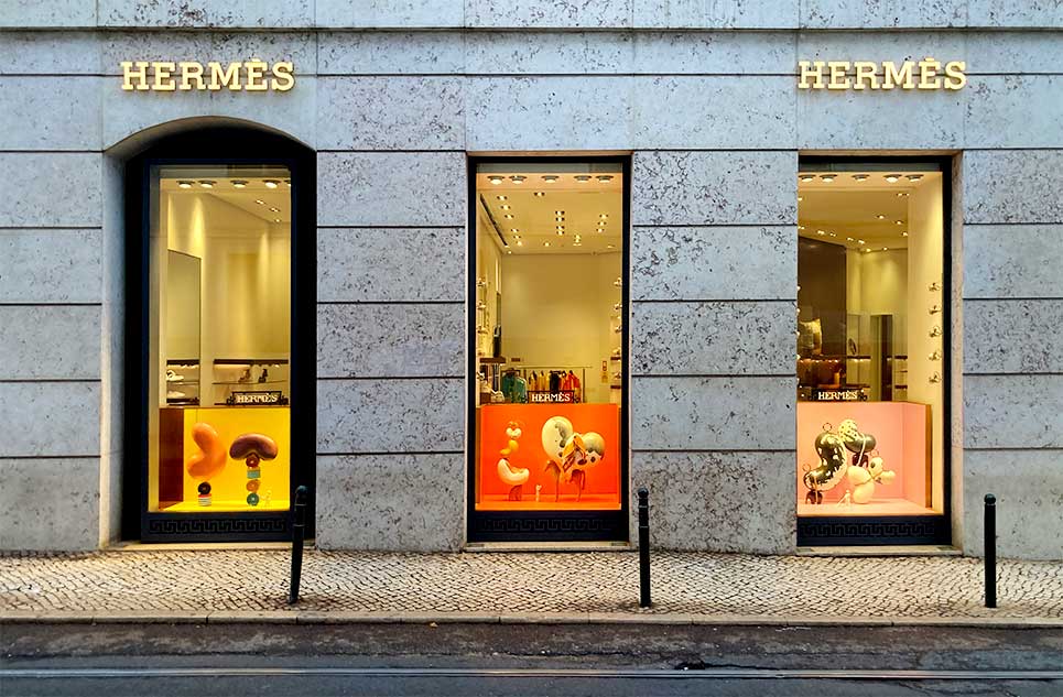 Producción e instalación escaparates lujo para Hermès Lisboa
