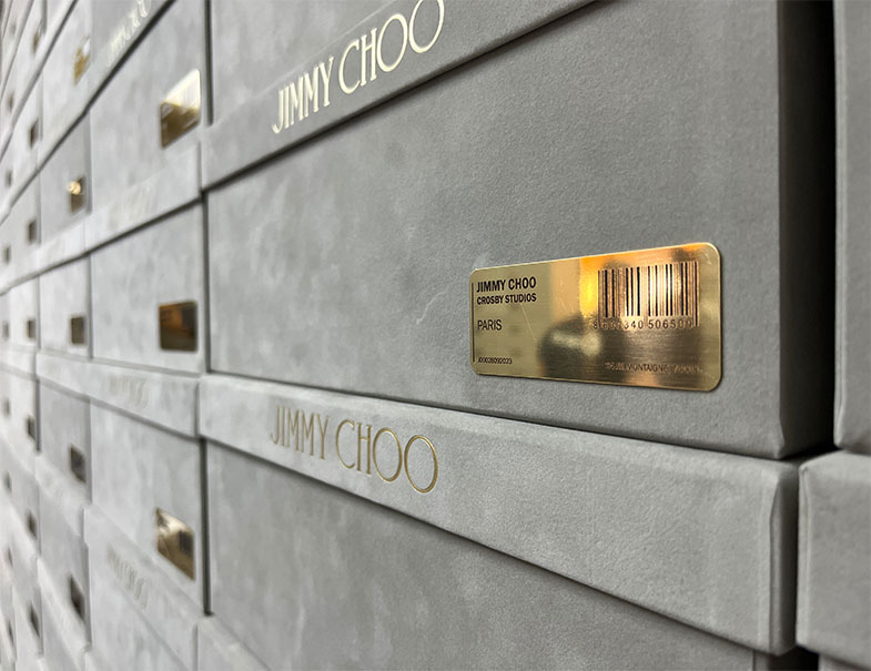 Jimmy Choo pop-up store París cajas exclusivas con chapas personalizadas