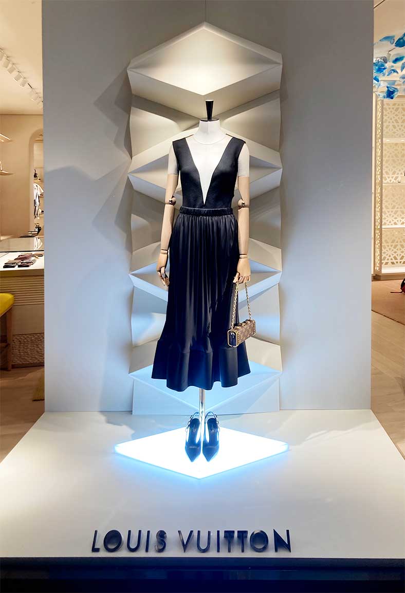 Louis Vuitton escaparates boutique lujo Puerto Banus