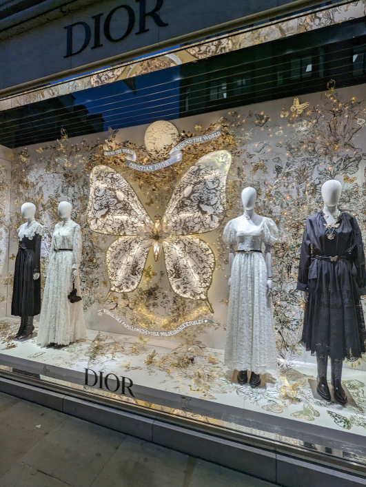 Escaparate navideño ubicado en New Bond Street, Londres. Dior.