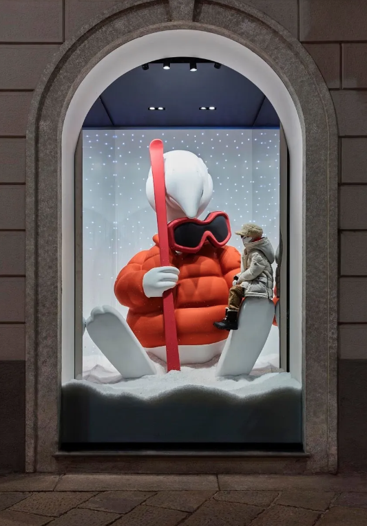 Escaparate navideño de Moncler en Milán.