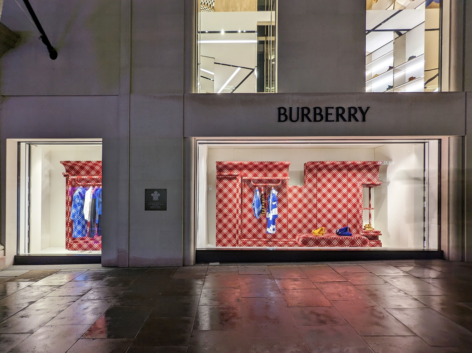 Escaparate boutique Burberry situada en Bond Street Londres. Campaña de Navidad.