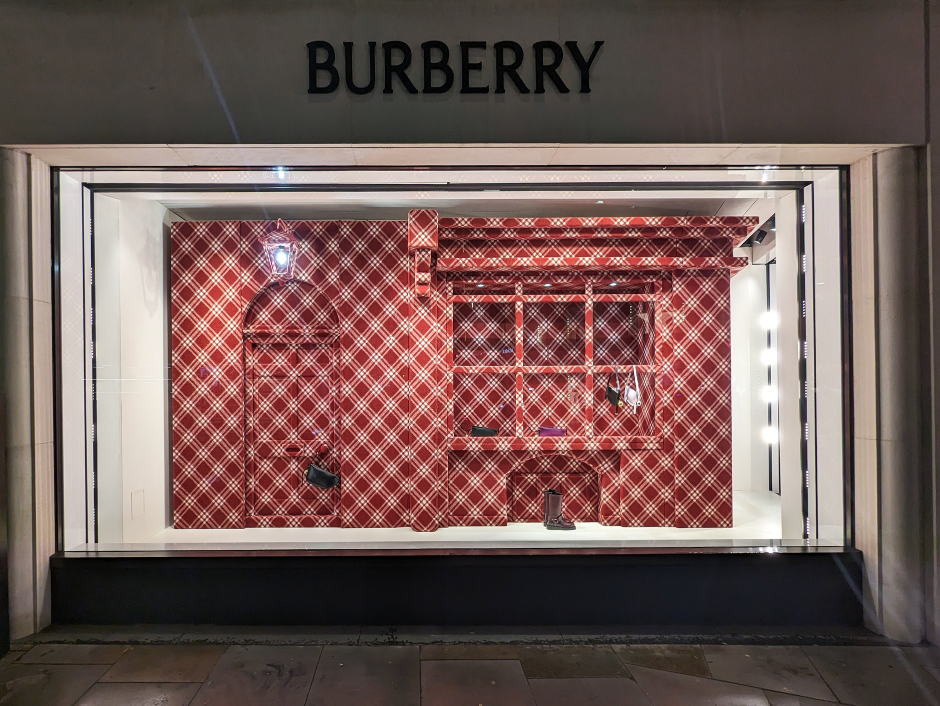 Escaparate boutique Burberry situada en Bond Street Londres. Campaña de Navidad.