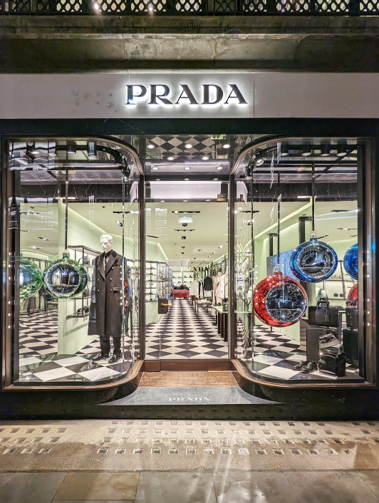 Escaparates campaña navideña, boutique Prada, Londres.