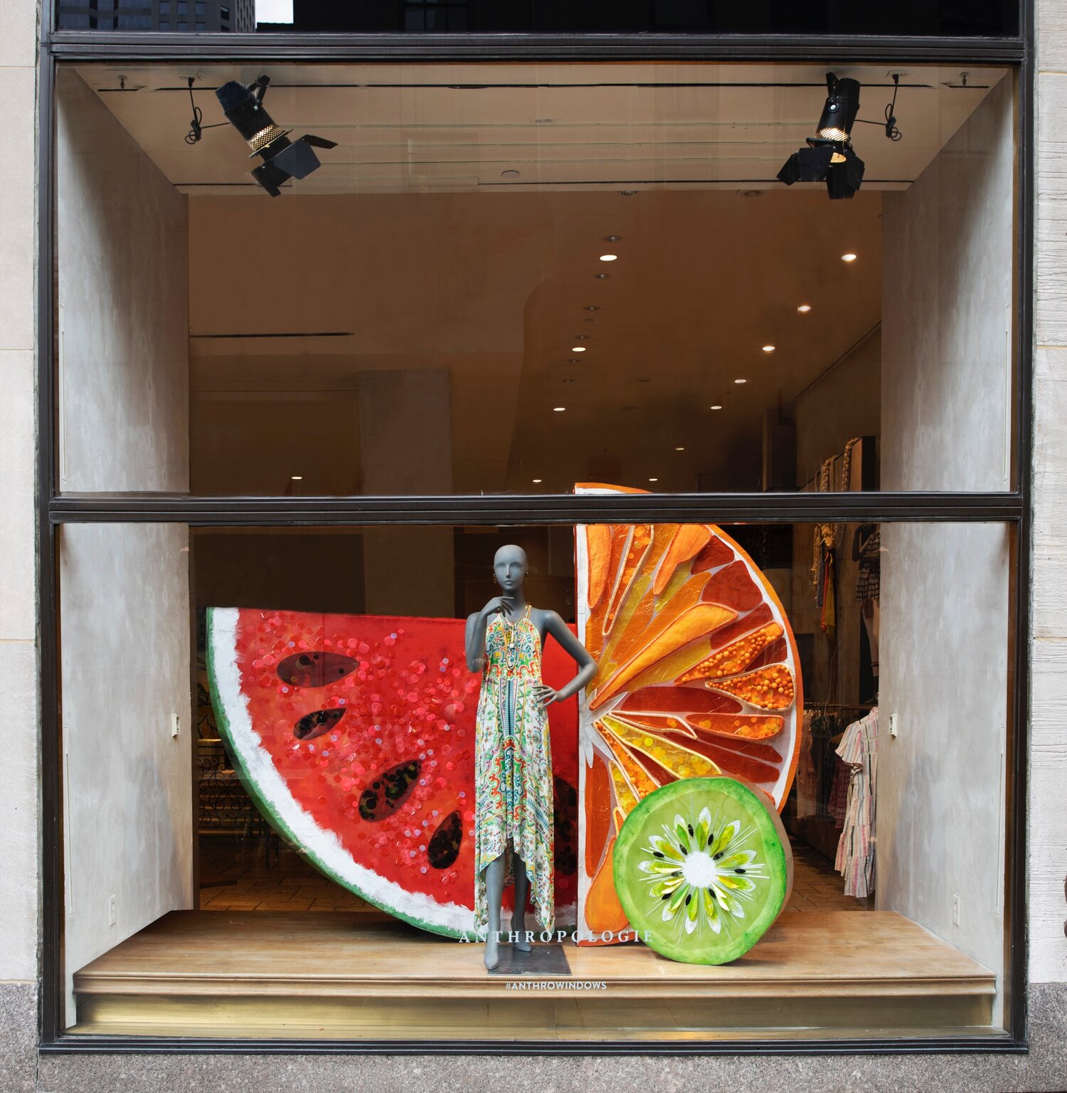 Escaparate de Anthropologie campaña de verano en Nueva York