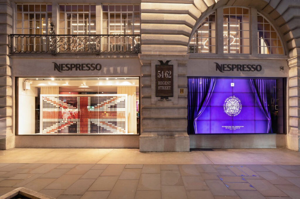 Activación en escaparates de tienda Nespresso, “Jewels of Nespresso”, por la Coronación Real. Regent Street, Londres.