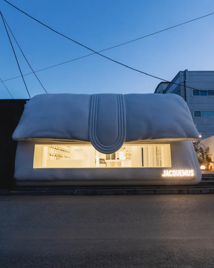 Tienda de Jacquemus ubicada en Seúl, diseño muy creativo con forma de bolso.