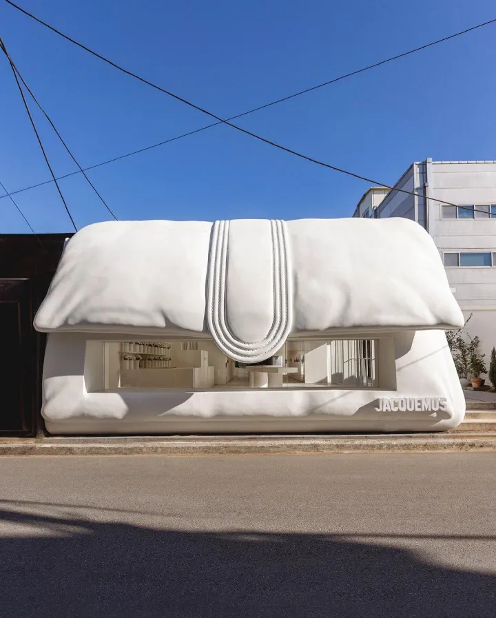 Tienda de Jacquemus ubicada en Seúl, diseño muy creativo con forma de bolso.