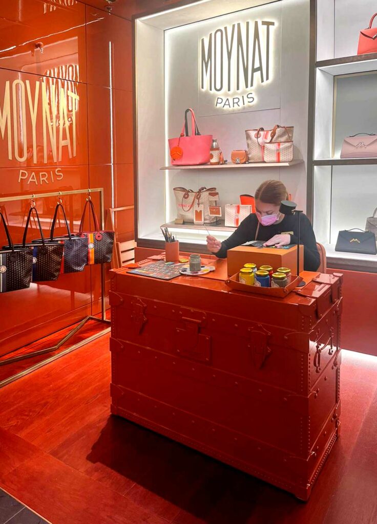 Trunk desk para personalización de bolsos, Moynat, Londres.