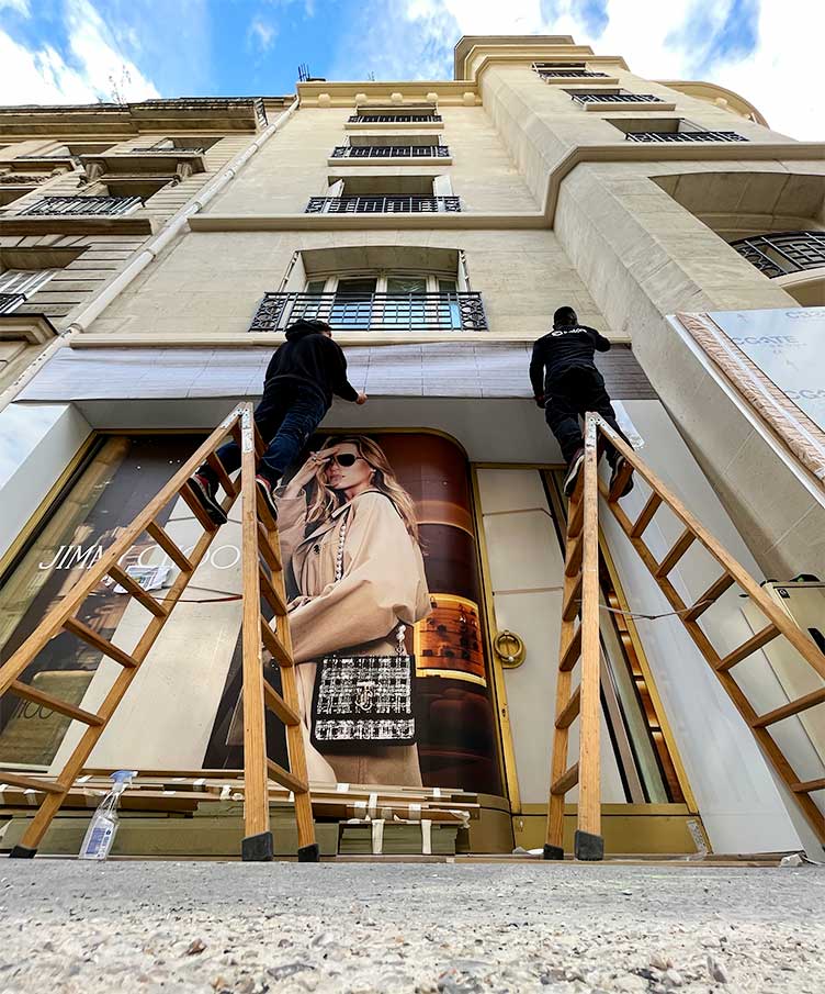 Jimmy Choo pop-up store París, instalación vinilo fachada.