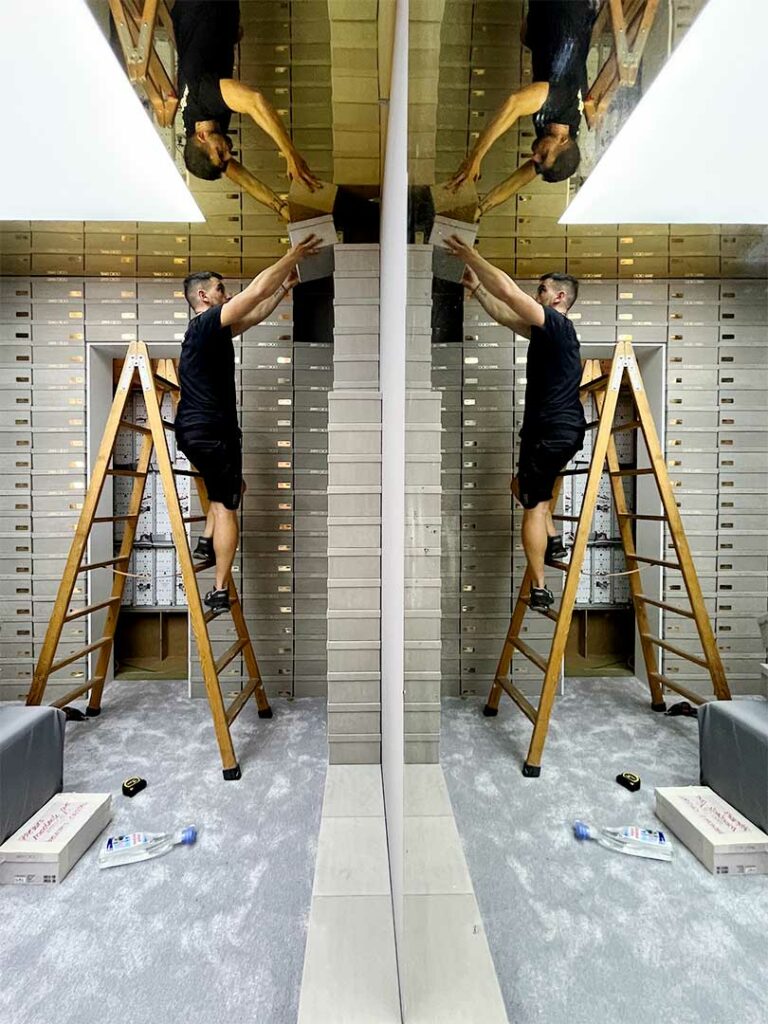 Jimmy Choo pop-up store París, instalación dibond espejo.