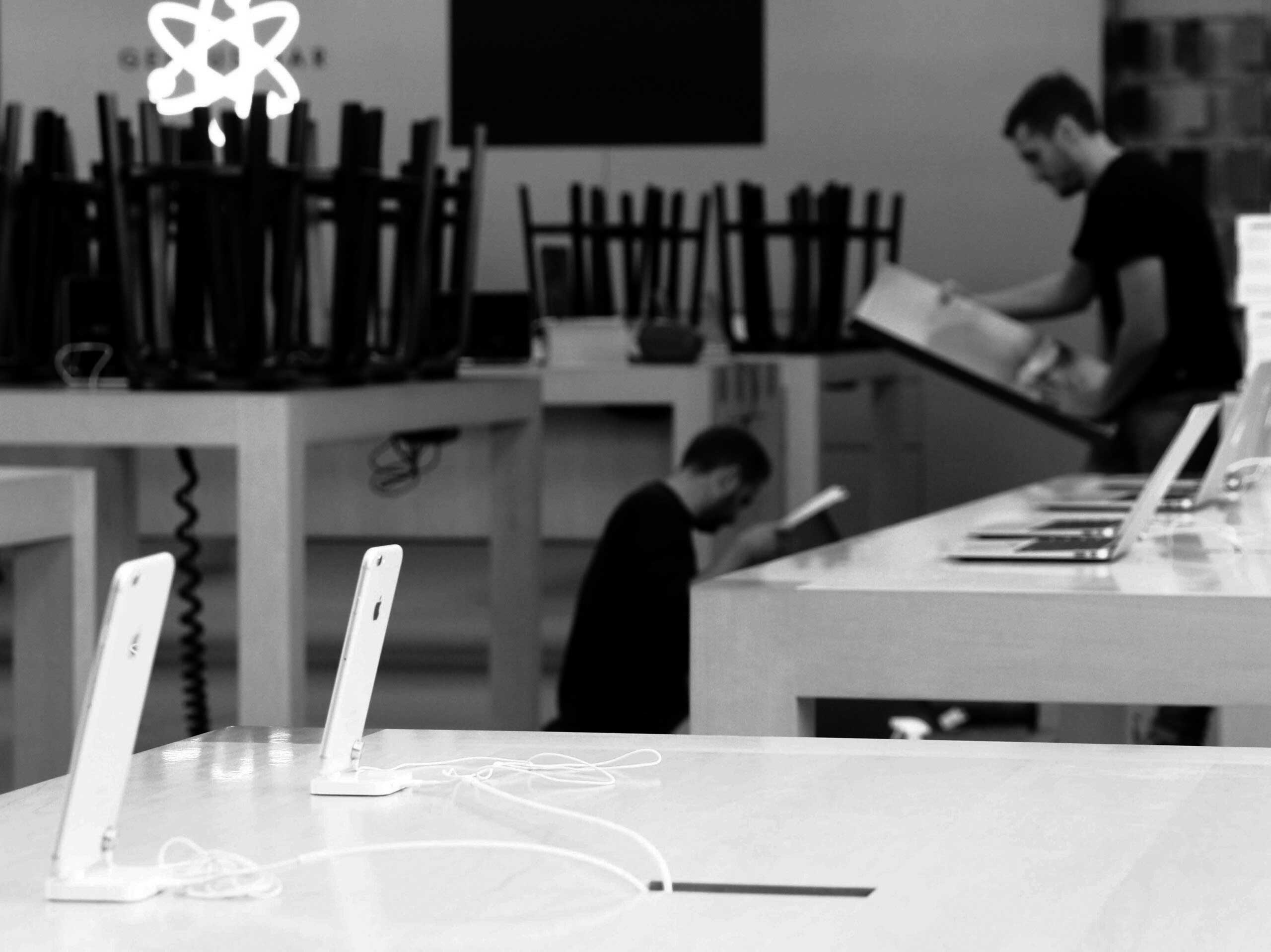 Producción y restauración de mobiliario Apple Store