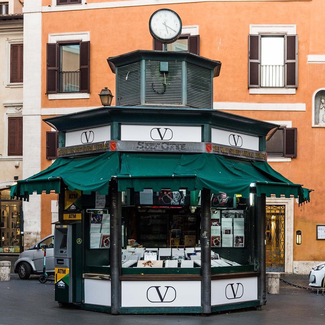 marca de la firma Valentino, Quiosco ubicado en Milán, diseño retail, café, experiencia del cliente