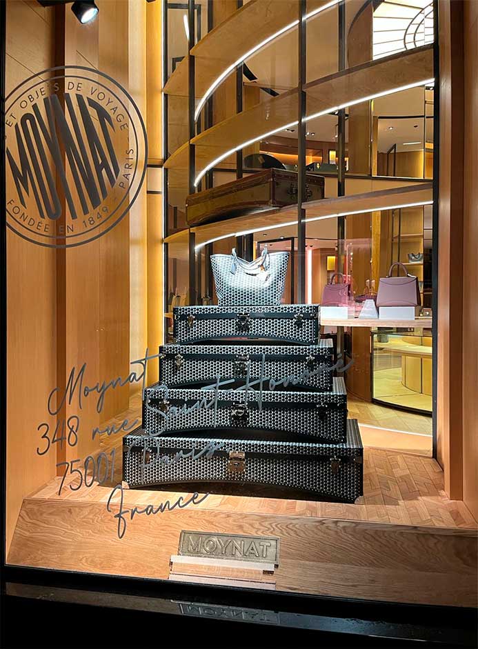 instore-clientes-moynat-produccion-baul-decoracion-escaparates-Saint-Honore-paris