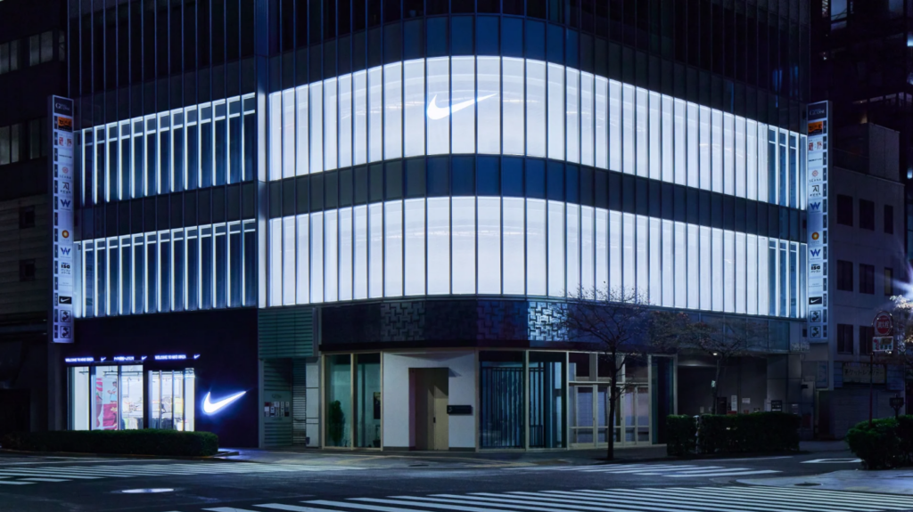 Tienda Nike ubicada en Japón. Experiencia del cliente, uso de pantallas digitales.