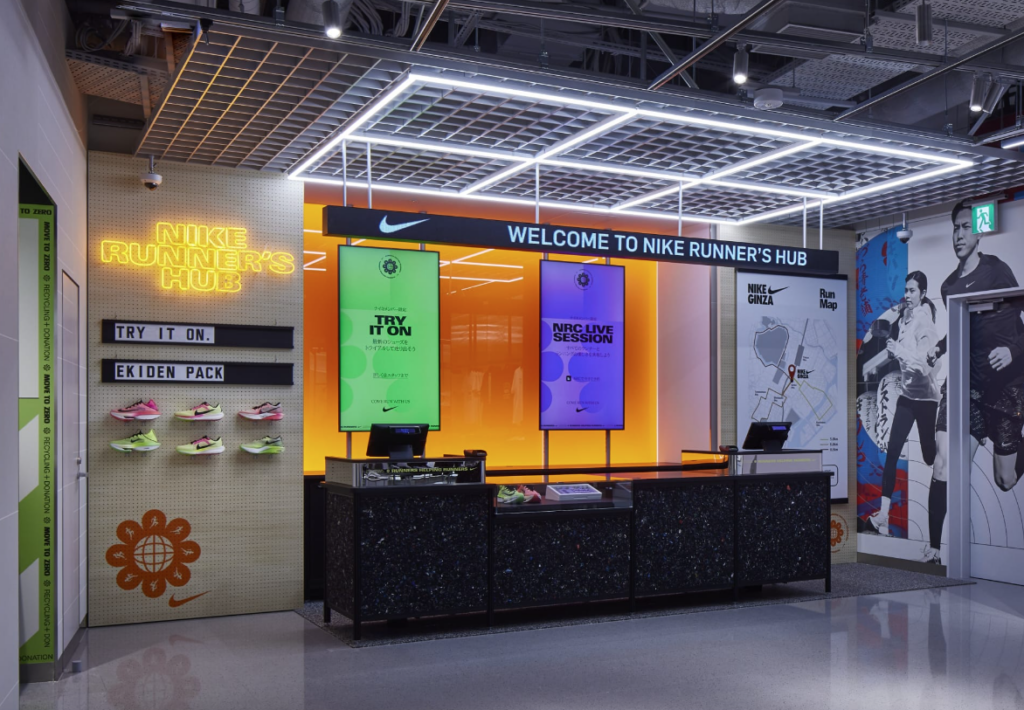 Tienda Nike ubicada en Japón. Experiencia de cliente, uso de pantallas digitales.