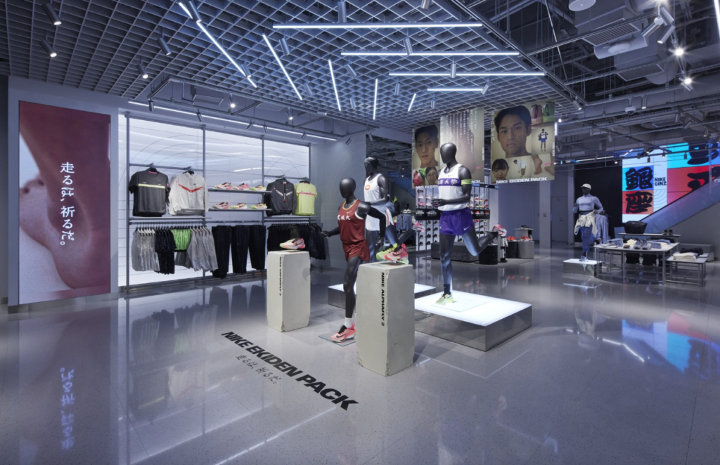 Tienda Nike ubicada en Japón. Experiencia de cliente, uso de pantallas digitales.