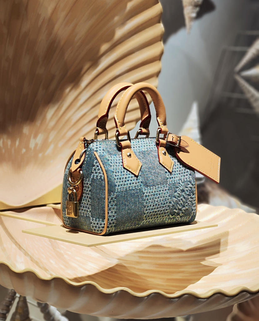 Detalle del escaparate con estética oceánica de Louis Vuitton, que fusiona elegancia y referencias al fondo marino.