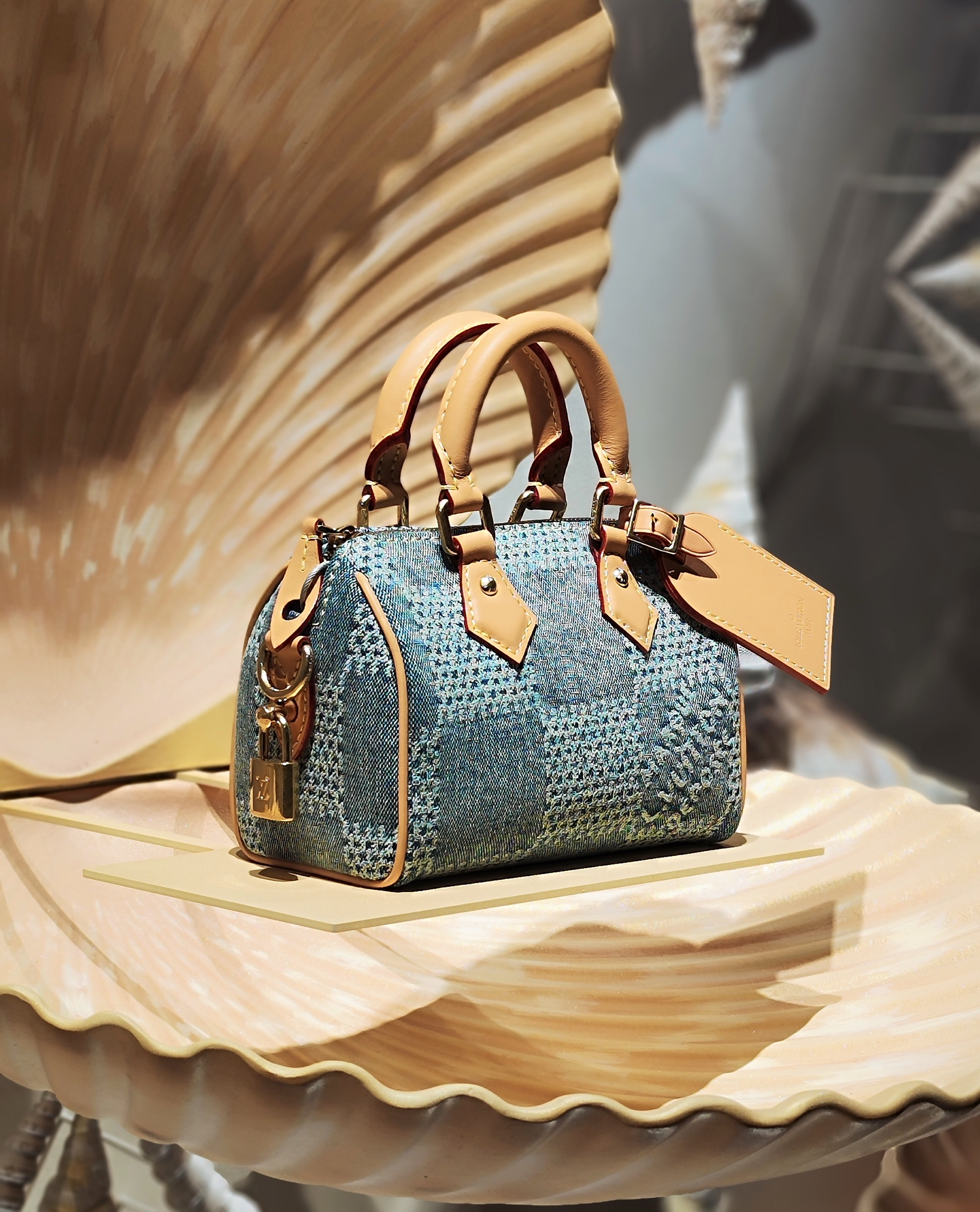 Detalle del escaparate con estética oceánica de Louis Vuitton, que fusiona elegancia y referencias al fondo marino.